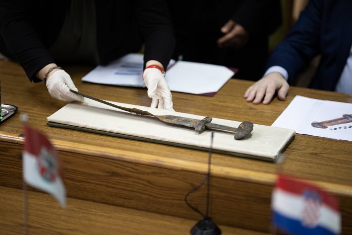 Mintegy ezerkétszáz éves kard került elõ Zala megyében