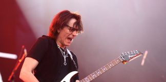 A gitárvirtuóz Steve Vai ismét Budapestre jön